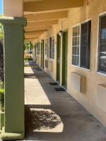un pasillo vacío de un edificio con columnas verdes en Holiday Motel, en Morgan Hill