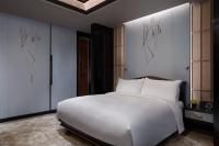 The Ritz-Carlton, Nanjingにあるベッド