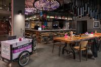 Un restaurante con un bar con una bicicleta sobre una mesa. en Moxy San Diego Gaslamp Quarter, en San Diego
