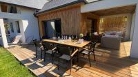 Patio alebo iná vonkajšia časť ubytovania Le Chalet de Castille - chalet pyrénéen grand confort - spa