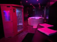Łazienka w obiekcie La Suite Marylin, Loft de 90m2 avec Sauna et Jacuzzi