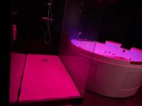 Łazienka w obiekcie La Suite Marylin, Loft de 90m2 avec Sauna et Jacuzzi