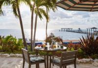 einen Tisch mit Essen und Blick auf den Strand in der Unterkunft Cheeca Lodge &amp; Spa in Islamorada