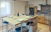 Kuchnia lub aneks kuchenny w obiekcie Stunning Apartment In Villes Sur Auzon