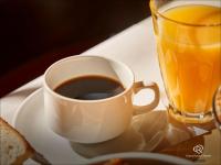 川崎市にあるダイワロイネットホテル川崎のコーヒーとオレンジジュース1杯