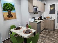 Kuchyň nebo kuchyňský kout v ubytování Cozy Apartment Metaxourgeio greendom