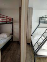 Łóżko lub łóżka w pokoju w obiekcie Mobil-home Les Locs Danous