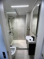 A bathroom at Sarwnisland