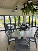 En restaurant eller et andet spisested på 151 Ballito Luxury Villa