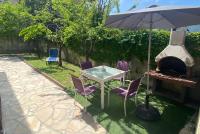 Vonkajšia záhrada v ubytovaní 3 Pièces climatisé en rez de jardin avec piscine