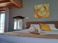 Łóżko lub łóżka w pokoju w obiekcie Hôtel restaurant Clos des Sullys
