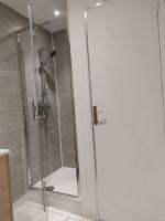 Een badkamer bij RIVE DE SA&Ocirc;NE 75m2.P&#39;tit dej.Agr&eacute;able &amp; spacieux.
