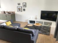 Televízia a/alebo spoločenská miestnosť v ubytovaní Agréable maison de village avec garage & terrasse