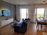 Televízia a/alebo spoločenská miestnosť v ubytovaní NEW APARTMENT Wołyńska - przestronny, z widokiem, czysto, parking, balkon