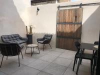 Posedenie v ubytovaní Agréable maison de village avec garage & terrasse