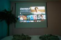 Televízia a/alebo spoločenská miestnosť v ubytovaní Capsule Miami Vice - Jacuzzi - Billard - Ecran cinéma & Netflix - Ping-Pong - Nintendo & Jeux-
