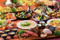 uma mesa cheia de diferentes tipos de comida em pratos em Senomoto Kogen Hotel em Minamioguni