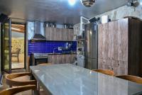 Kuchyň nebo kuchyňský kout v ubytování Four Season Tzoulakis Villa