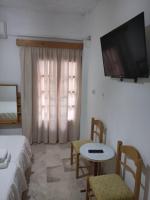 TV a/nebo společenská místnost v ubytování Kissandros Hotel