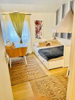 Private rooms in a Tiny home 4 min drive to Airport CDG ,1 private bathroom ideal for families and friendsにあるベッド
