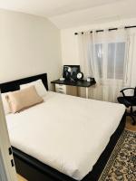 Private rooms in a Tiny home 4 min drive to Airport CDG ,1 private bathroom ideal for families and friendsにあるベッド
