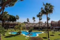 Bazén v ubytovaní Novo Sancti Petri, con piscina todo el año, La Mariposa by Chiclana Dreams alebo v jeho blízkosti