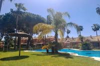 Bazén v ubytovaní Novo Sancti Petri, con piscina todo el año, La Mariposa by Chiclana Dreams alebo v jeho blízkosti