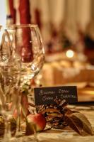 Una mesa con dos copas de vino y una manzana encima. en Hotel Aurora, en Vallarsa