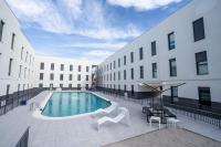 Bazén v ubytovaní Micampus Alicante Student Residence alebo v jeho blízkosti