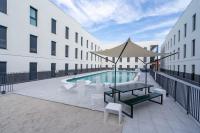 Bazén v ubytovaní Micampus Alicante Student Residence alebo v jeho blízkosti