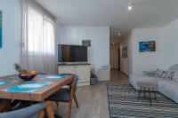 Televízia a/alebo spoločenská miestnosť v ubytovaní Apartments Liam