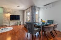 Televízia a/alebo spoločenská miestnosť v ubytovaní Apartments Liam