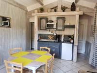 Kuchnia lub aneks kuchenny w obiekcie Le Moulin de la Fortie, Gîtes