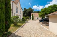 a driveway in front of a house at Propriete spacieuse a Saint Trojan Vue mer in Saint-Trojan-les-Bains