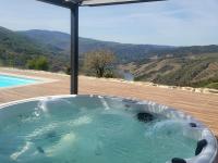 a jacuzzi tub with a view of a mountain at Miradores do Sil Hotel Apartamento in Cristosende