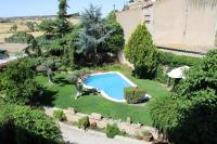 Bazén v ubytovaní HOSTAL LA SAVINA alebo v jeho blízkosti