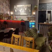 TV a/nebo společenská místnost v ubytování Nygården B&B Hälsingegård