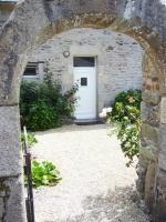 an archway in a stone building with a white door at Maison de pêcheur rénovée (new) in Ploubazlanec