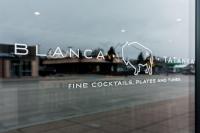 科迪The Scout INN的一扇玻璃窗，上面画着一头牛。