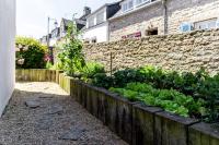 Vonkajšia záhrada v ubytovaní Grande maison en plein coeur du bourg au calme avec jardin clos, commerces port et plage à pied