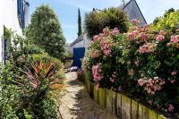 Vonkajšia záhrada v ubytovaní Grande maison en plein coeur du bourg au calme avec jardin clos, commerces port et plage à pied