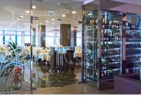 una stanza piena di bottiglie di vino di Hotel Italy a Bibione