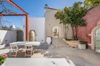Patio alebo iná vonkajšia časť ubytovania Tholos Cottage