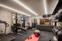 einen Fitnessraum mit einem Fitnessraum mit Laufbändern in der Unterkunft www VillaGoldenHill com in Podstrana