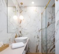Ein Badezimmer in der Unterkunft www VillaGoldenHill com