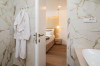 Ein Badezimmer in der Unterkunft www VillaGoldenHill com