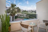 Ein Balkon oder eine Terrasse in der Unterkunft www VillaGoldenHill com