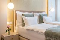Ein Bett oder Betten in einem Zimmer der Unterkunft www VillaGoldenHill com