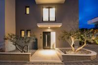 Ein Garten an der Unterkunft www VillaGoldenHill com