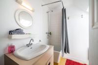 Łazienka w obiekcie Petite maison bourg de La Trinite sur Mer - 4 à 6 couchages